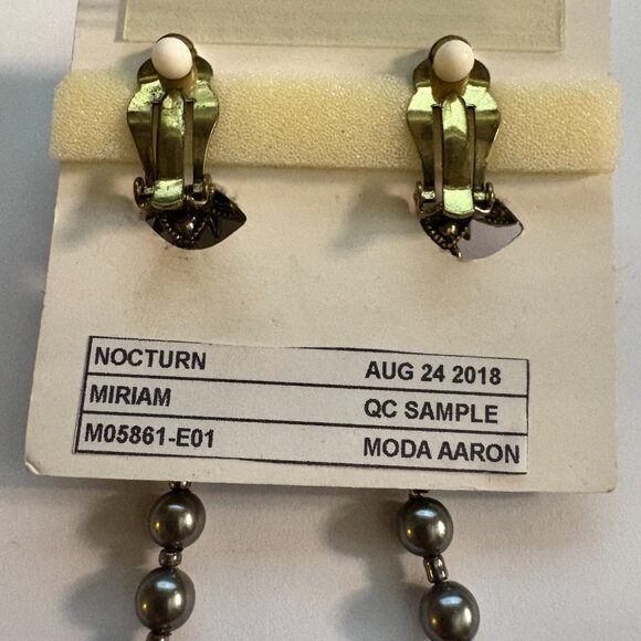 Signed Miriam Haskell gold metal, grey pearl & amethyst floral drop earrings NWT - Picture 4 of 7